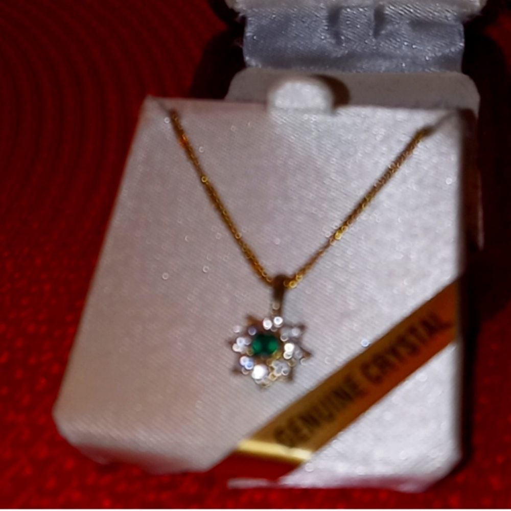 Vintage 80's,Genuine Crystal,Green,Star Shaped, Necklace on Fine Gold Chain